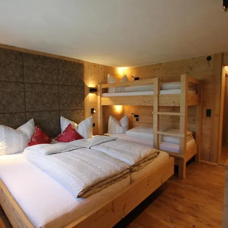 Maroi Hotel *